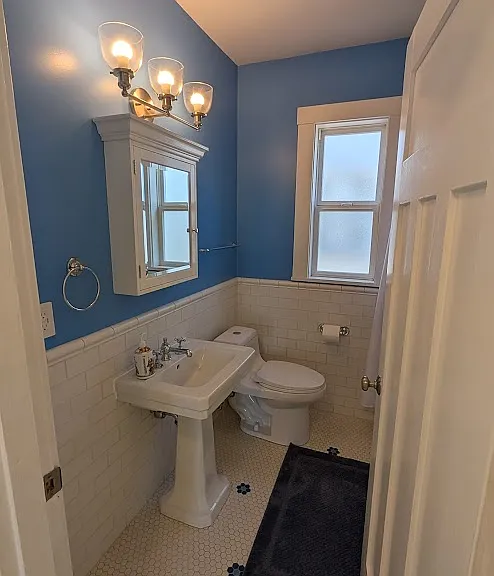 Full bathroom (upstairs)