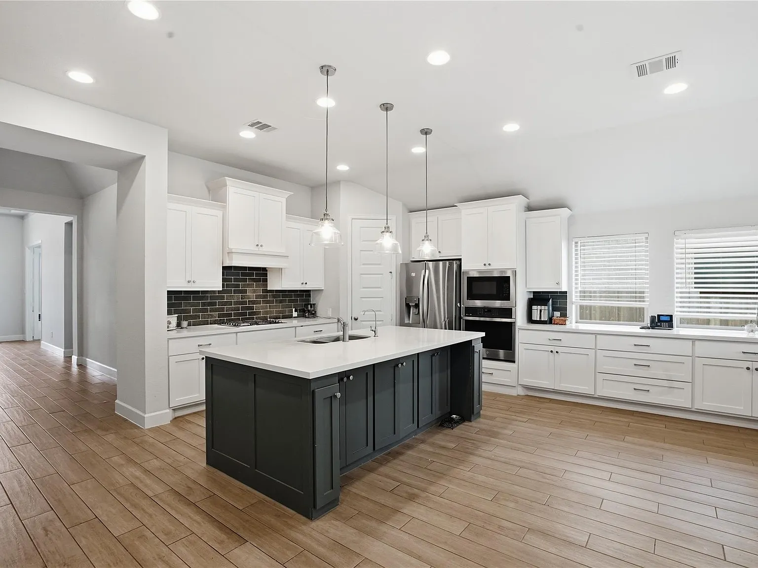 4 bed, 3.0 bath, 2560 sqft, $3,100 — Photo 2