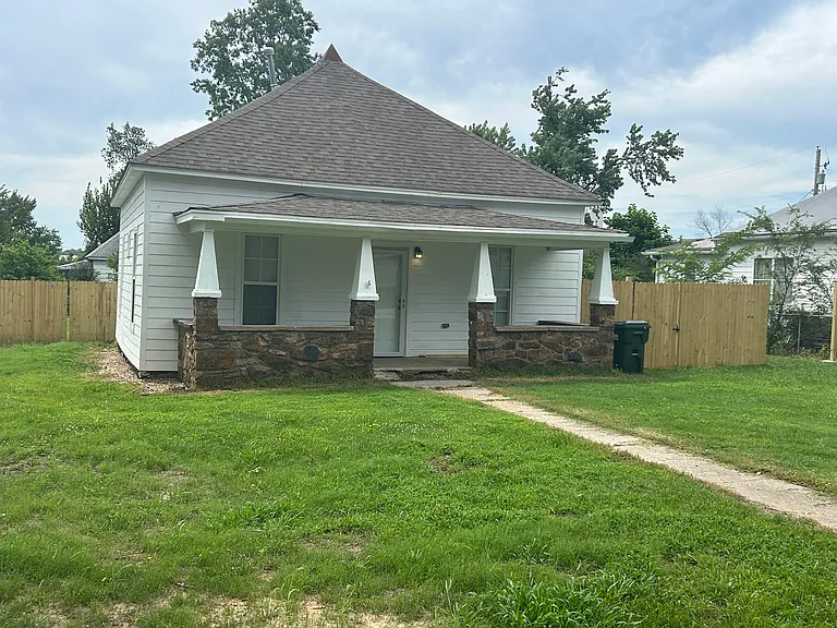 221 S Choctaw Ave — Photo 2