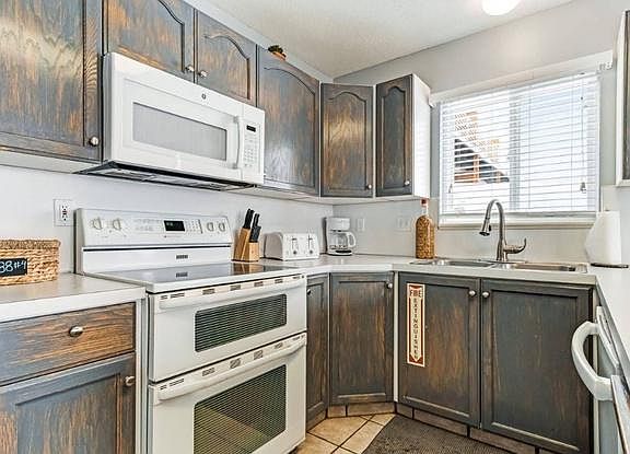 4th image of 888 N Newberg Dr #4