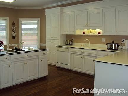 Eat in Kitchen
						:
						Dinette table and bar with 5 bar stools. Looks out on courtyard and pool.