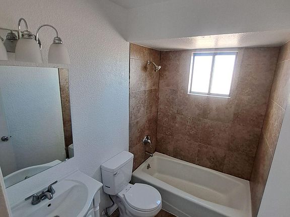4th image of 10424 Ashwood Dr #10424