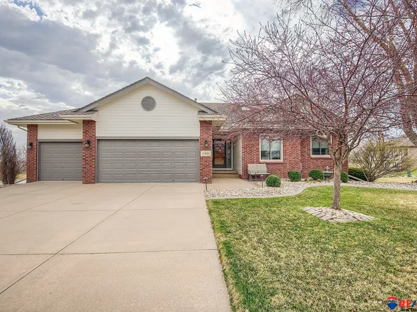 17801 Sawgrass Cir, Omaha, NE 68136