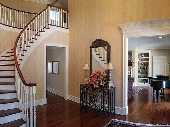 Grand foyer 13'7" x 17'