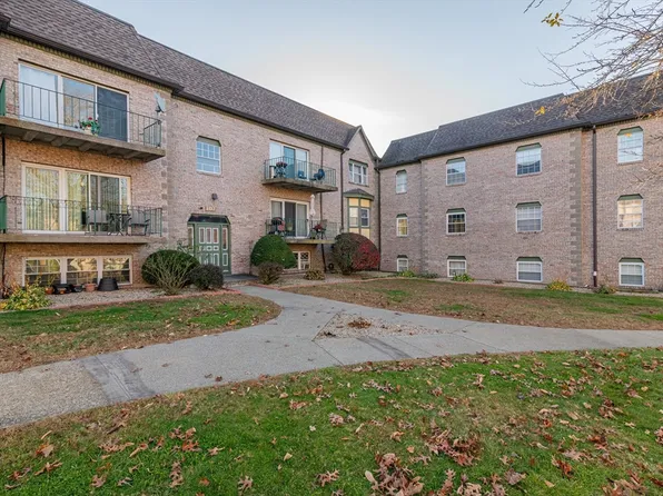 102 Oak Ln APT 12, Brockton, MA 02301
