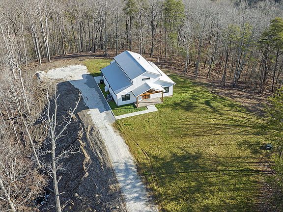4th image of 599 Woodland Ests