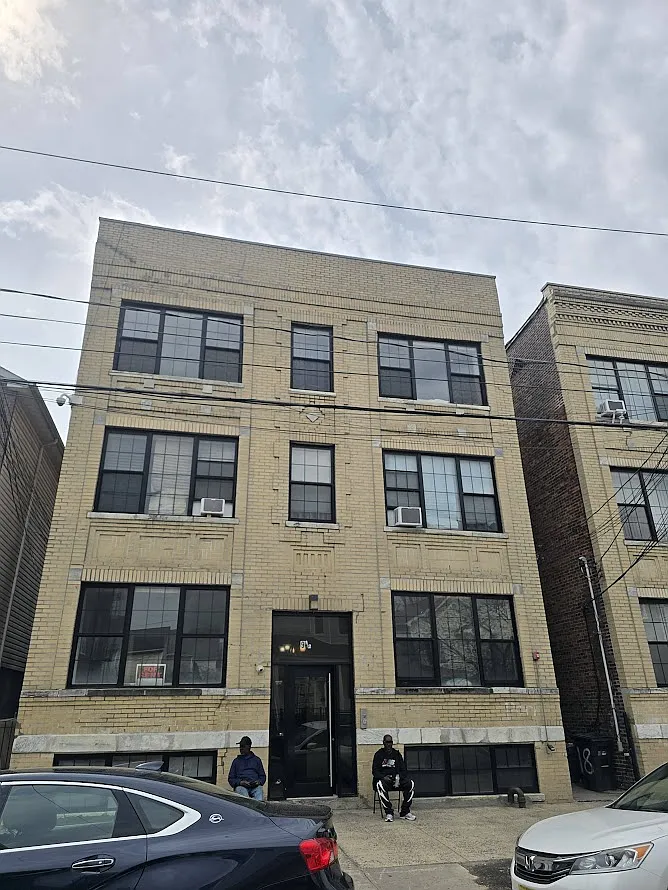 3 bed, $2,300 — Photo 1