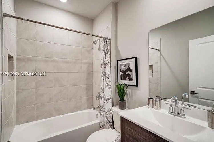 2341 SE 11th St — Photo 3