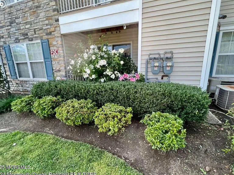 102 Wedgewood Cir — Photo 16