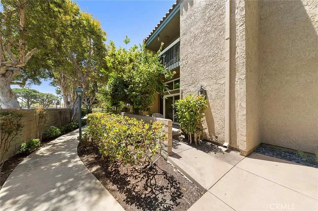 3 bed, 2.5 bath, 1800 sqft, $4,700 — Photo 1