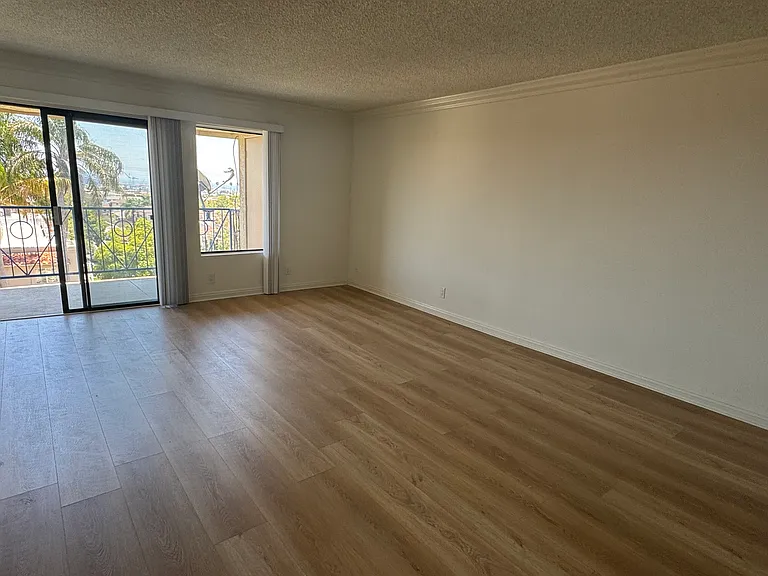 1110 W 10th St #305 — Photo 14