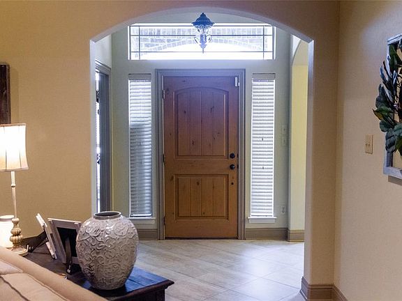 4th image of 1016 Colonial Dr