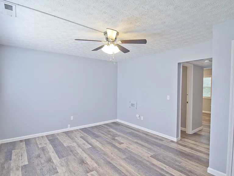 211 Glenlake Dr — Photo 5