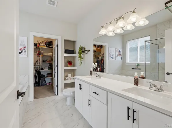 15365 Eton Pointe Dr, Clinton Township, MI 48035