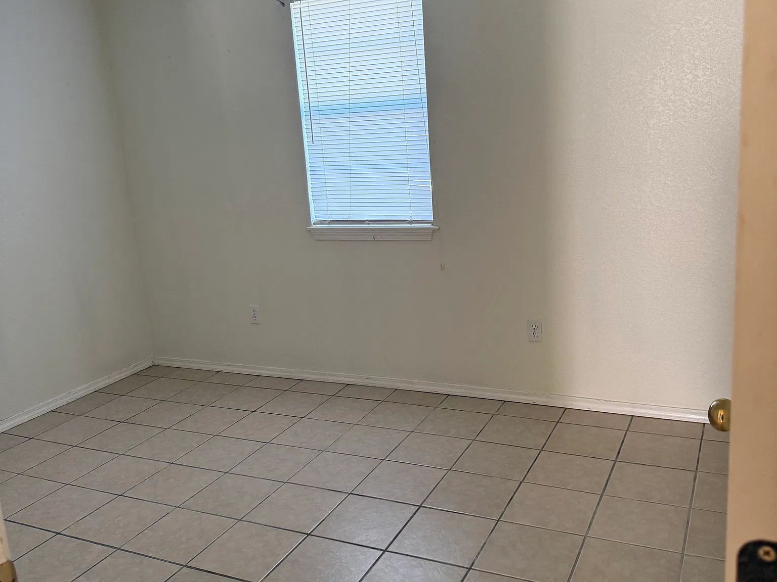 2 bed, 900 sqft, $800 — Photo 2