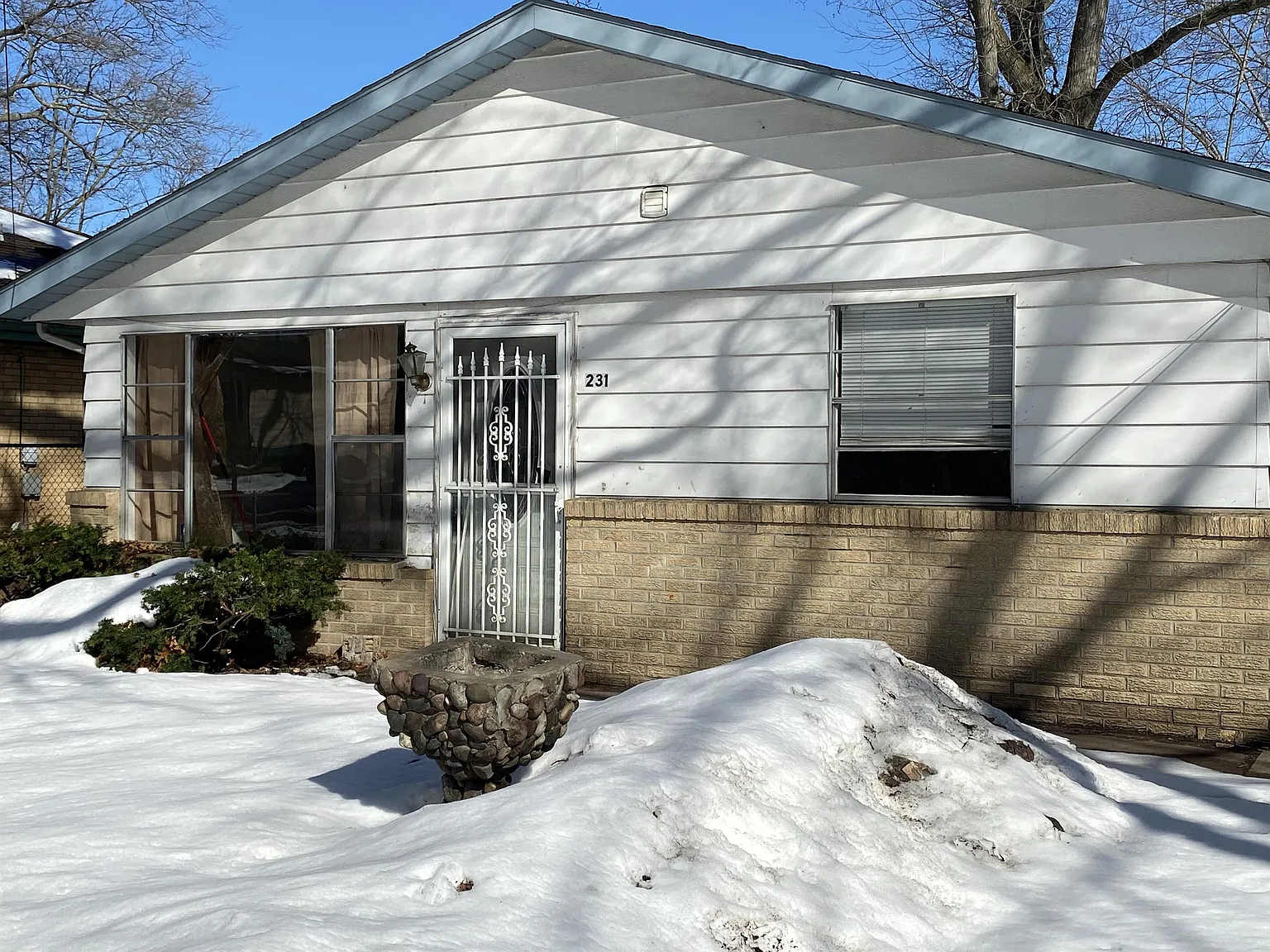 231 Gladys St photo 1