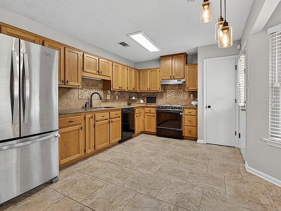 5th image of 111 Amber Oaks Dr