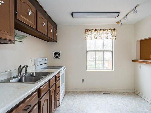 4th image of 2031 Munich Ave