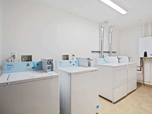 5th image of 10-44 Jackson Ave #3F