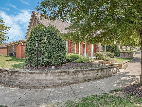 2nd image of 304 Connelly Ct