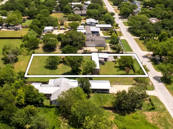 1840 Pine St, San Marcos, TX 78666