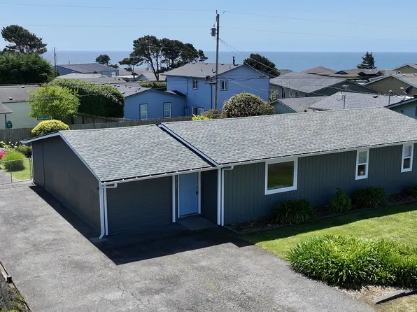 1221 Iris St, Brookings, OR 97415