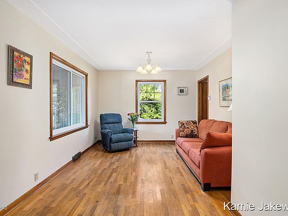 5th image of 902 W Montcalm St
