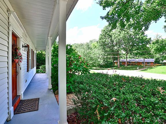 3rd image of 613 Heatherdale Dr