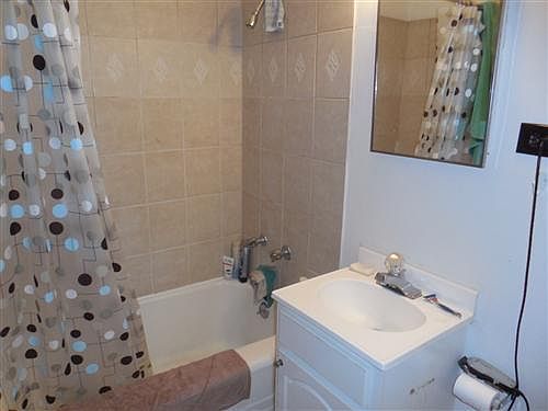 4th image of 1041 N Wood St #1F
