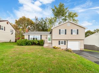 2 Lee Cir, Bloomfield, CT 06002