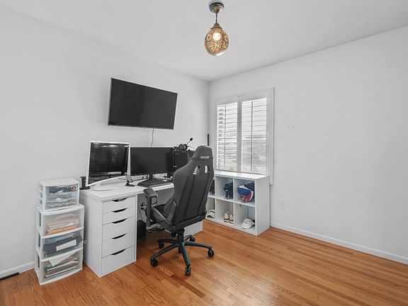 4th image of 1357 Cornwall St