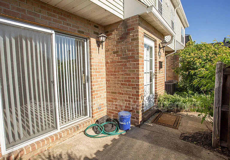 2147 Harbour Dr — Photo 3