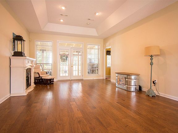 4th image of 204 Lakehill Dr