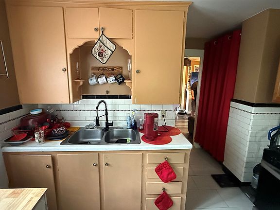 4th image of 204 Bermond Ave