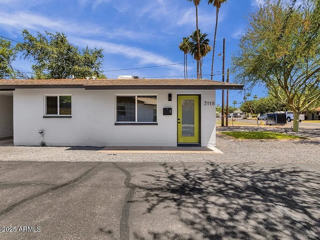 2 bed, 1.0 bath, 727 sqft, $1,600 — Photo 2