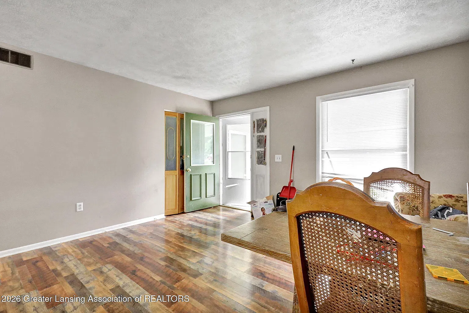 3 bed, 1.5 bath, 1200 sqft, $1,600 — Photo 2
