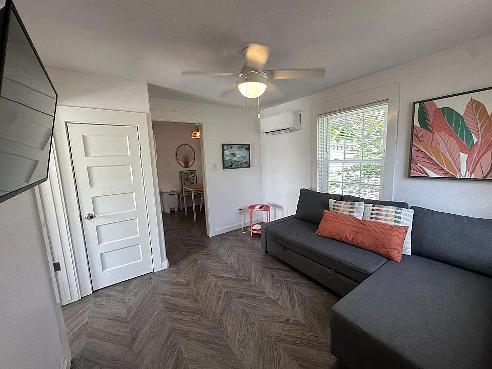 1 bed, 1.0 bath, 400 sqft, $1,050 — Photo 3