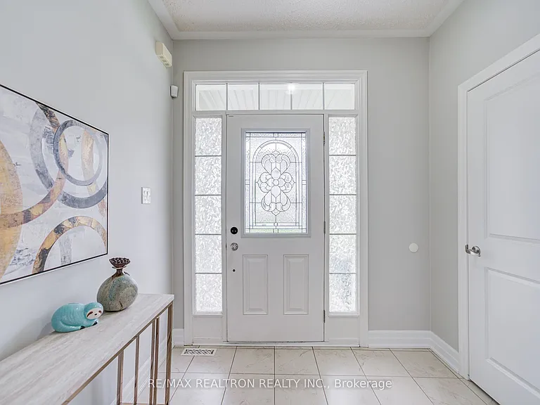 48 Robert Wilson Cres — Photo 3