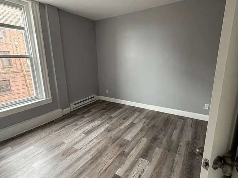 460 Main St — Photo 4