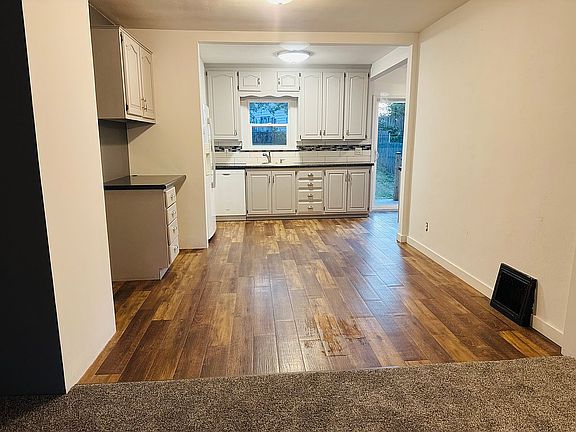 Dining area/kitchen