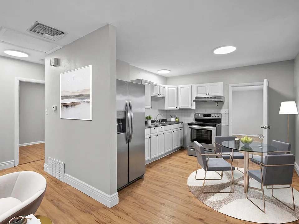 4570 1/2 W Center Ave