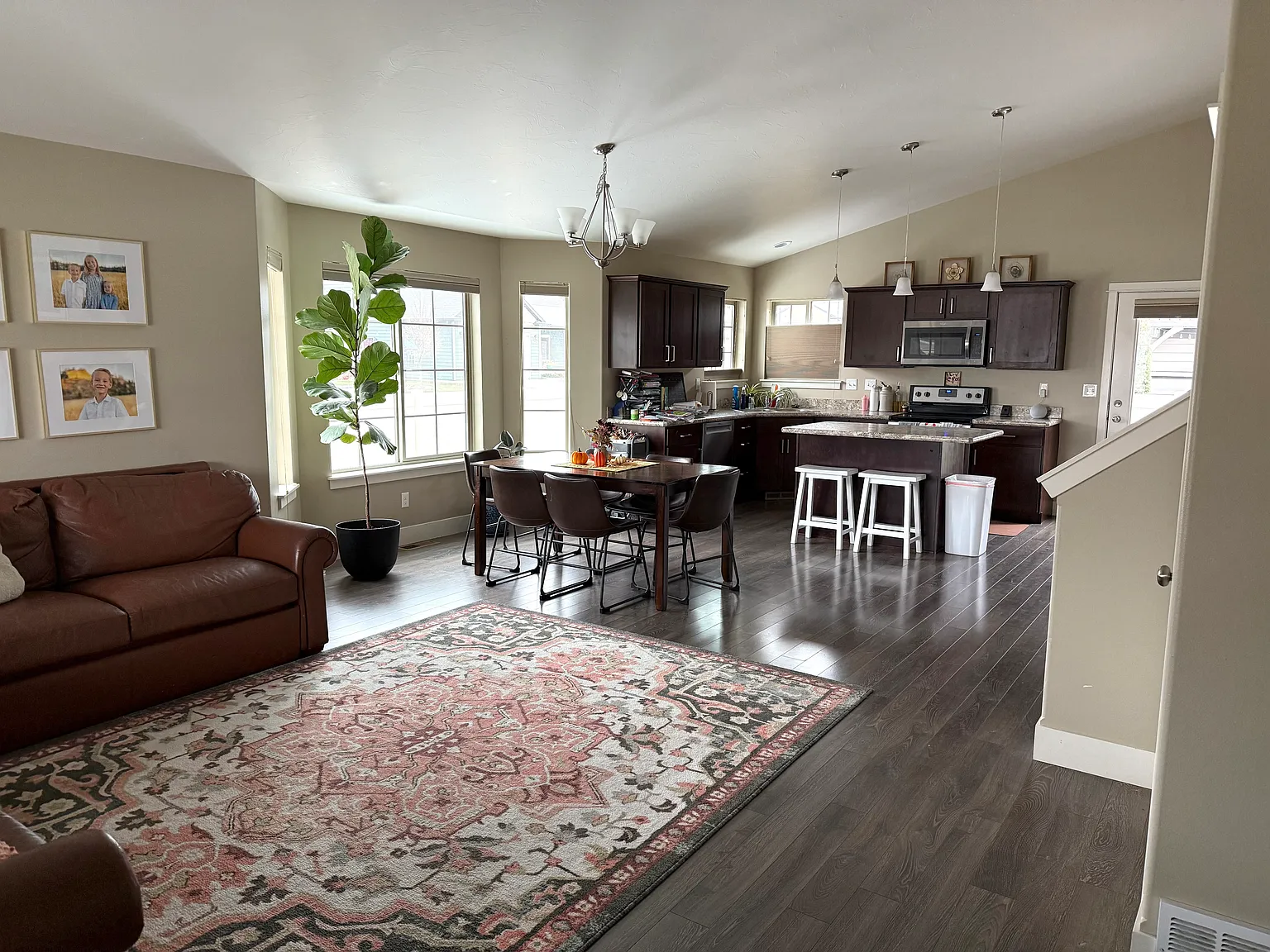 4 bed, 2250 sqft, $2,800 — Photo 2
