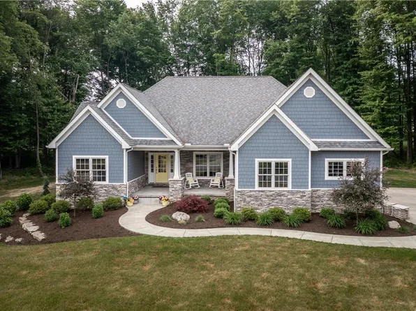 2152 Pierce Bluffs Dr, Hermitage, PA 16148