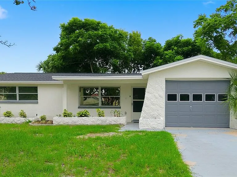 5165 Greenwood St — Photo 2