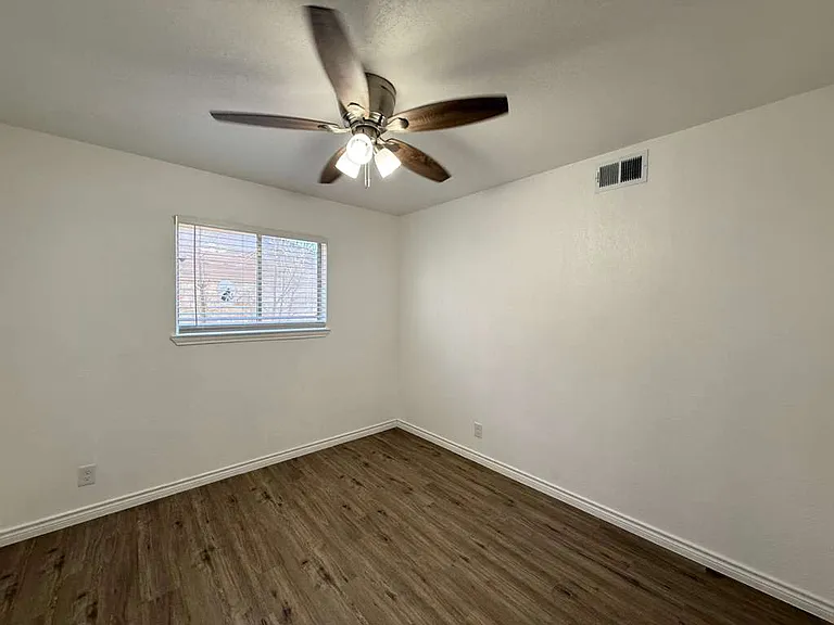 317 E Lindbergh Blvd — Photo 10