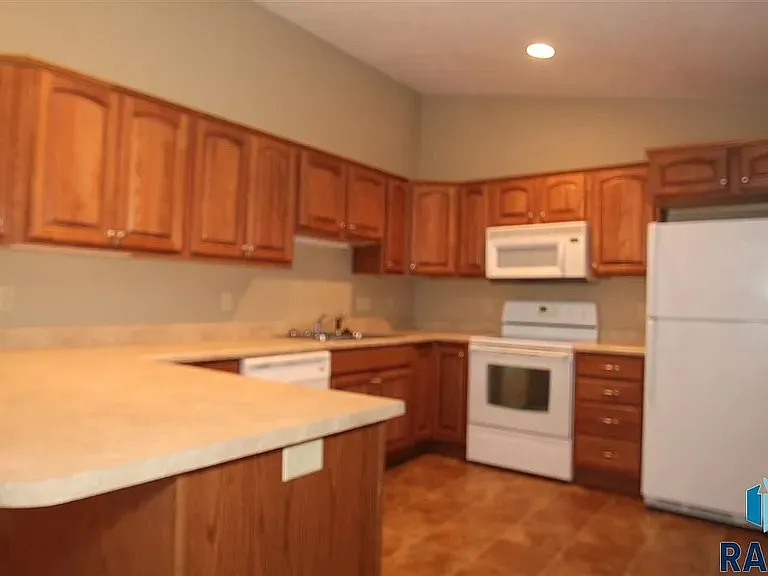 2 bed, 1.5 bath, 1200 sqft, $1,150 — Photo 3