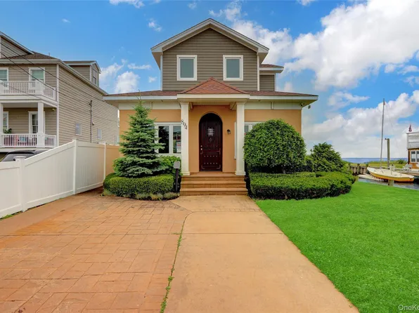 894 Bay 9th Street, West Islip, NY 11795
