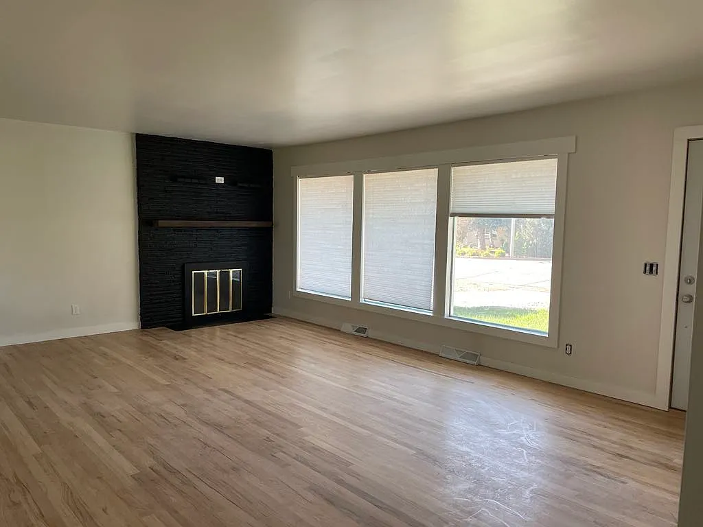 5 bed, 2296 sqft, $2,495 — Photo 2