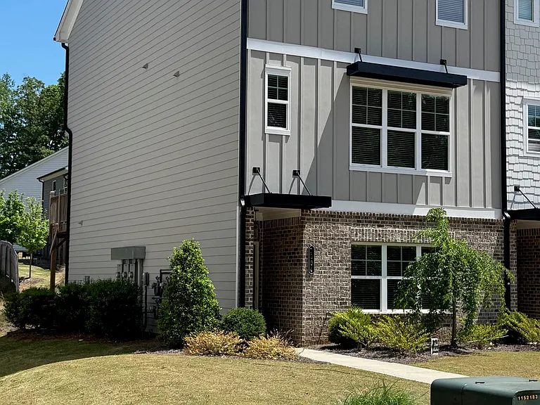 1204 Ainsworth Aly — Photo 1