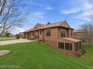 11832 Lexington Dr #4, South Lyon, MI 48178